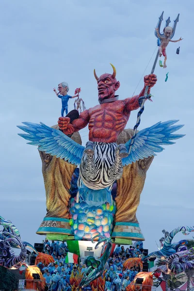 Viareggio, Italië - 20 februari: allegorische float van het voetbal — Stockfoto