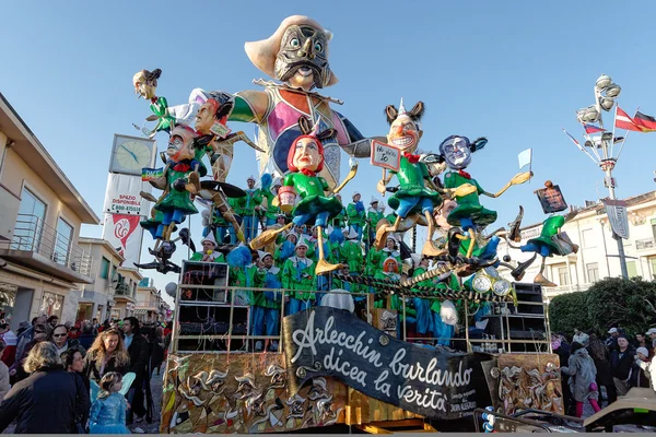 VIAREGGIO, ITALY - FEBRUARY 20: allegorical float of criticis — Stock Photo, Image