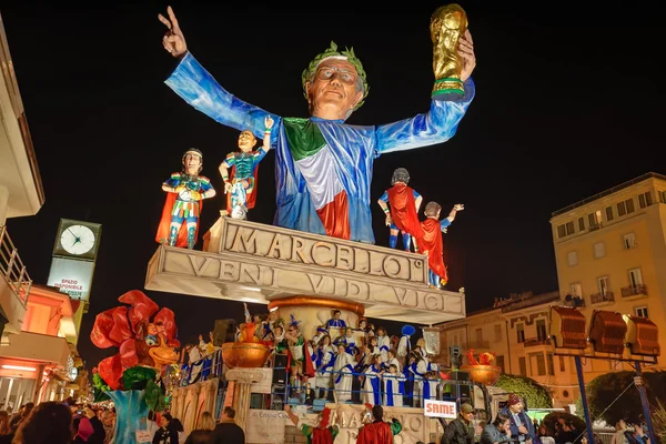 VIAREGGIO, ITALY - FEBRUARY 20: allegorical float in honor of — Stock Photo, Image