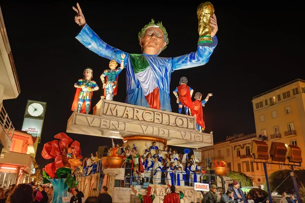 VIAREGGIO, ITALIA - 20 DE FEBRERO: carroza alegórica en honor a Imagen de stock