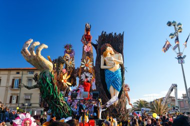 Viareggio, İtalya - 19 Şubat: viareggio karnavalında doğal kaynakların sömürülmesi alegorik float düzenlenen 19 Şubat 2012