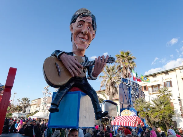 VIAREGGIO, ITALIA - 23 DE FEBRERO: carroza alegórica de los italianos —  Fotos de Stock