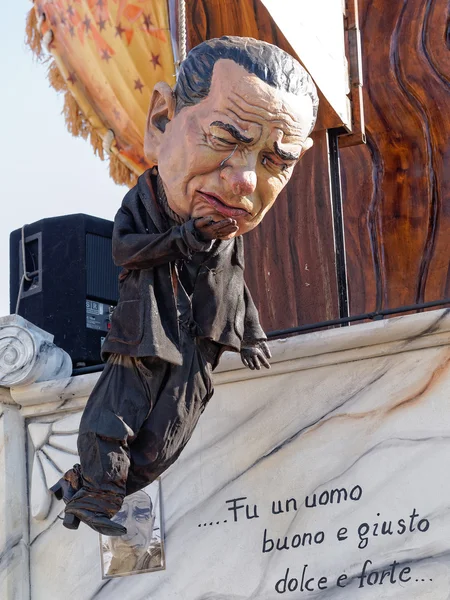 VIAREGGIO, ITALY - FEBRUARY 23:   allegorical float of Berluscon — Stock Photo, Image