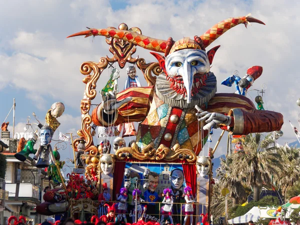 VIAREGGIO, ITALIA - 23 DE FEBRERO: carroza alegórica en Viareggio — Foto de Stock