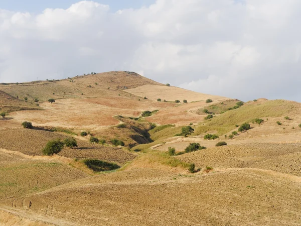 Letní krajina Sicílie kopce poblíž catania, Itálie — Stock fotografie