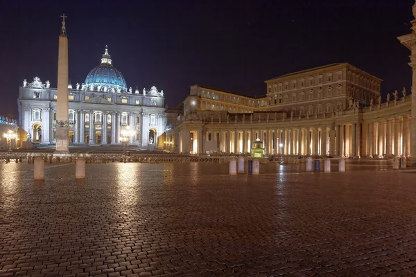 Nattlandskap av piazza san pietro Rom Italien — Stockfoto