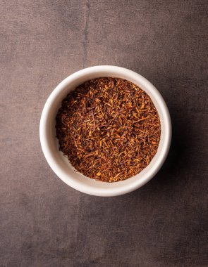 Seçici odak, kilden bir kasede doğal kırmızı yaprak çayı