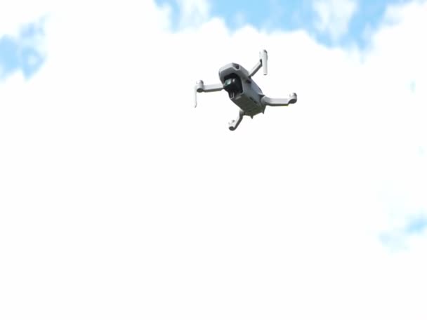 Quadrocopter 250 gramos, DJI Mavic Mini — Vídeo de stock