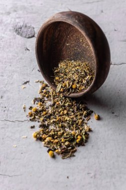 seçici odaklanma, doğal yeşil yaprak çayı. Ahşap kasede demleniyor. Dikey açı, makro. hafif bir arka planda. Menüler ve kafeler için