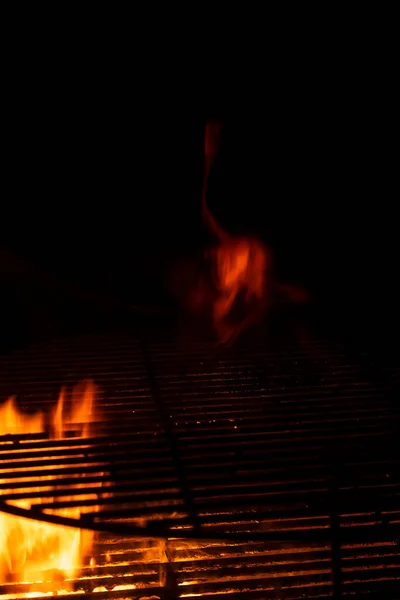 Foco seletivo textura de fogo, grelha com carvão em chamas — Fotografia de Stock