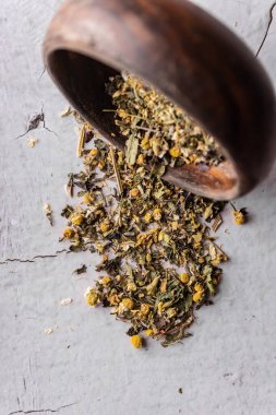 Seçici odak, ahşap kasedeki doğal yeşil yaprak çayı.