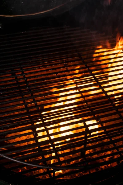 Foco seletivo textura de fogo, grelha com carvão em chamas — Fotografia de Stock