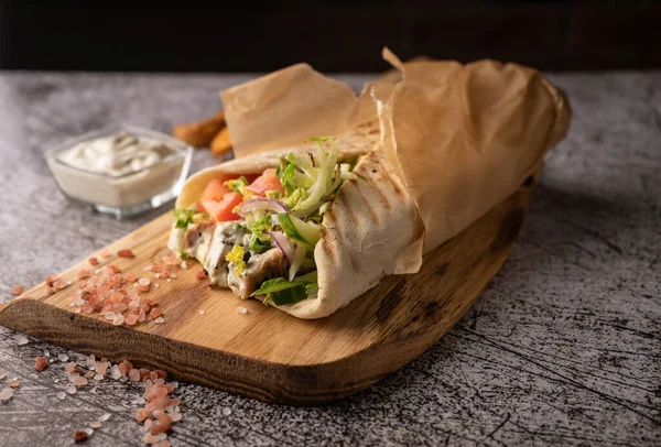 Seçici odaklanma. Doner kebabı, çukurda bir shawarma