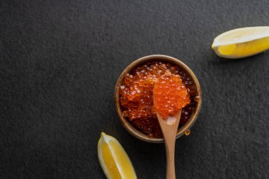 Seçici odaklanma. taze kırmızı havyar
