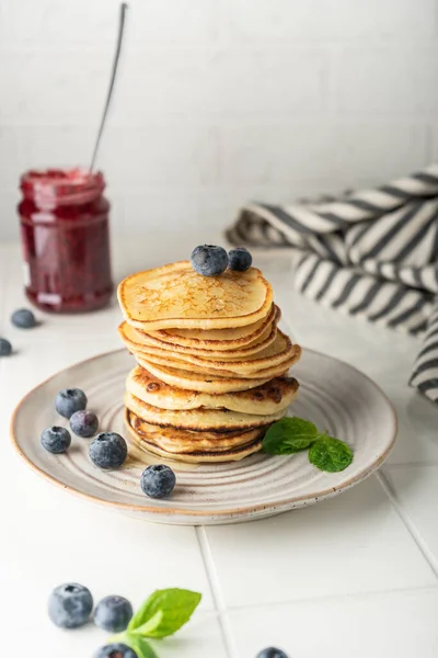 Söta pannkakor till frukost i en stack — Stockfoto