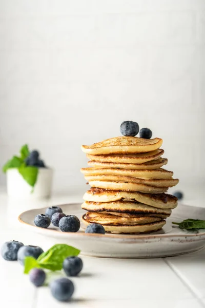 Söta pannkakor till frukost i en stack — Stockfoto