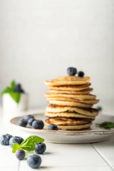 Söta pannkakor till frukost i en stack — Stockfoto