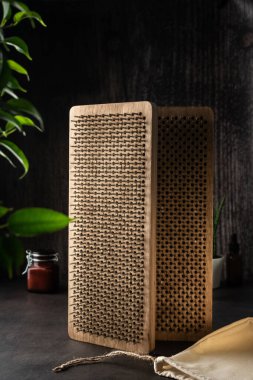 Seçici odaklanma. Yoga dersleri için sadhu tırnaklı bir tahta.