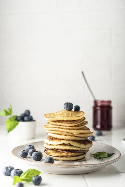 Söta pannkakor till frukost i en stack — Stockfoto