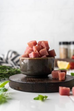 çiğ ton balığı filetosu küp küp kesilmiş.