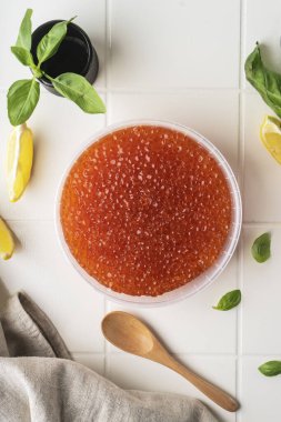 Alabalık ve somondan doğal kırmızı havyar.