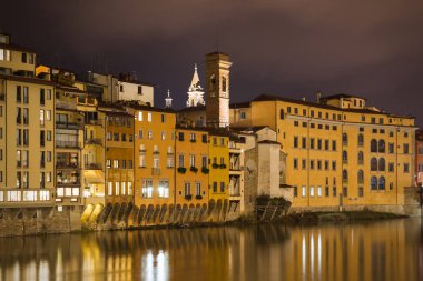İtalya Floransa'da arno Nehri'ne göster