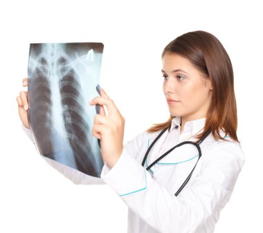 genç bir kadın doktor akciğer isolat x-ışını resmine bakarak