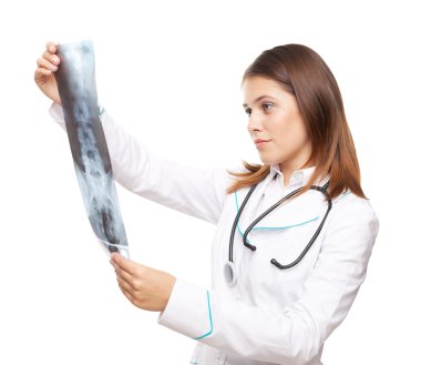 genç bir kadın doktor spinal colum x-ray resmine bakarak