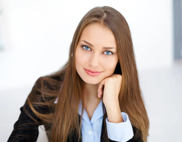 Closeup portret van schattige jonge zakenvrouw — Stockfoto