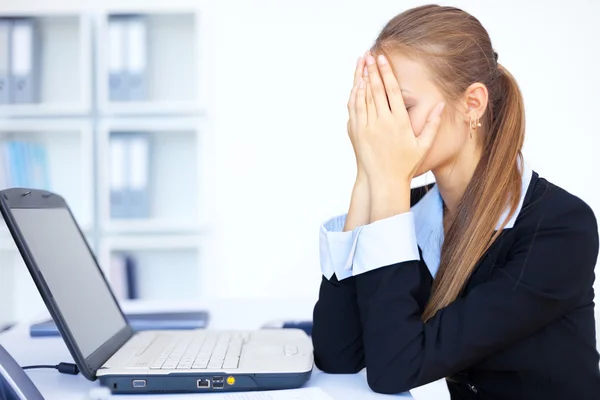 Retrato de mujer de negocios joven y cansada con ordenador portátil en t —  Fotos de Stock