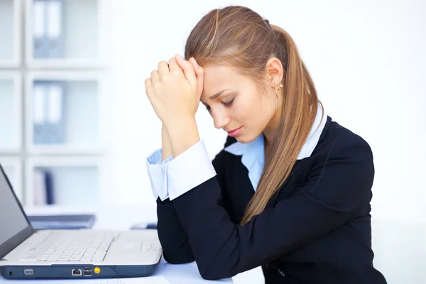 Retrato de mujer de negocios joven y cansada con ordenador portátil en t —  Fotos de Stock