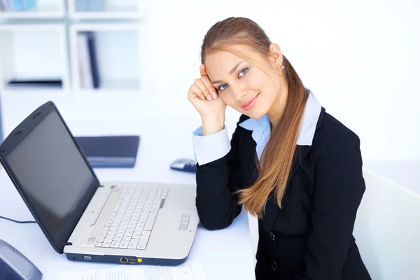 Portrait of beautiful young smiling business woman working on a — Stock Photo, Image