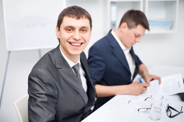 Zwei junge Geschäftsleute arbeiten zusammen im Büro — Stockfoto