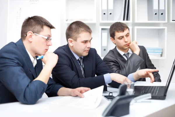 Team van jonge zakenmannen samen te werken op kantoor — Stockfoto