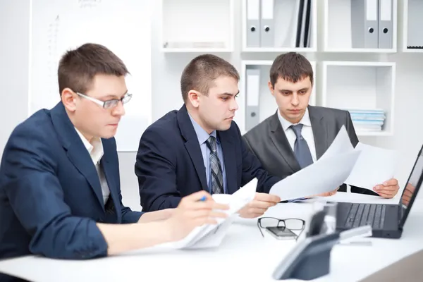 Équipe de jeunes hommes d'affaires faisant de la paperasserie ensemble chez offi — Photo