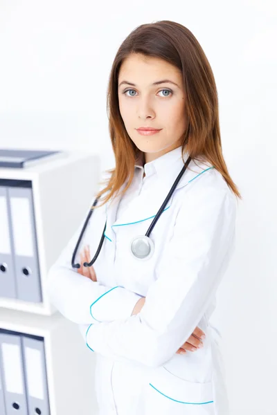 Portrait of young female doctor with arms crossed — Stock Photo, Image