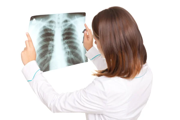 Jonge vrouwelijke arts kijken naar de x-ray foto van longen isolat — Stockfoto