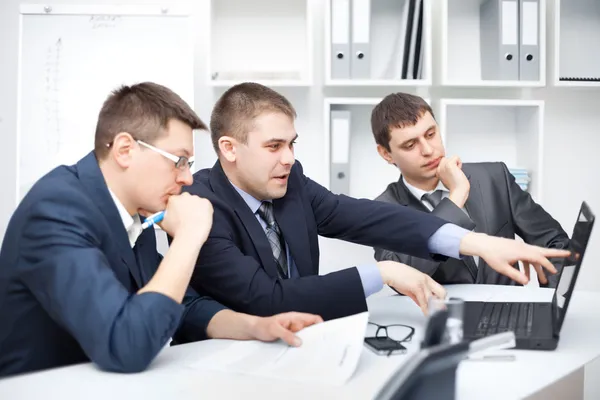 Equipo de jóvenes empresarios que trabajan juntos en la oficina — Foto de Stock