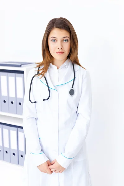 Retrato de una joven doctora con estetoscopio —  Fotos de Stock