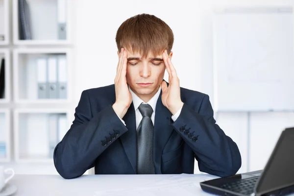 Stanco giovane uomo d'affari con problemi e stress — Foto Stock