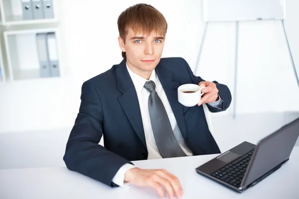 Ung affärsman med fika i office — Stockfoto