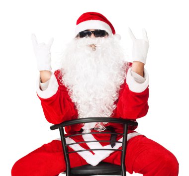 rocker gösterilen bir sandalyede oturup Noel Baba giysili adam