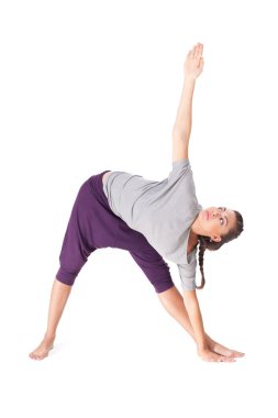 genç kadın Yoga egzersiz yaparak üçgen poz genişletilmiş