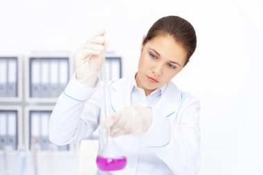 kimyasal maddelerle çalışan genç kimyasal kadın araştırmacı