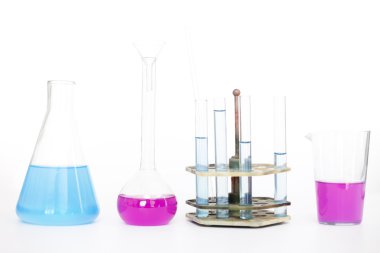 reaktifler tablo ile kimyasal şişeler