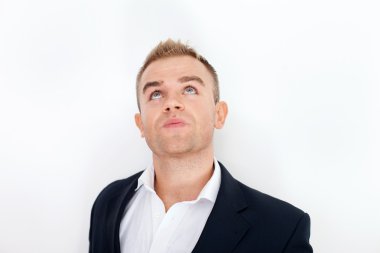 düşünceli iş adamı yukarı doğru bakıyor