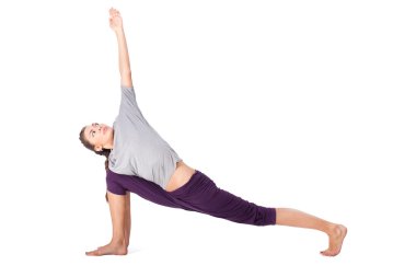 genç kadın Yoga egzersiz utthita parsvakonasana yapıyor
