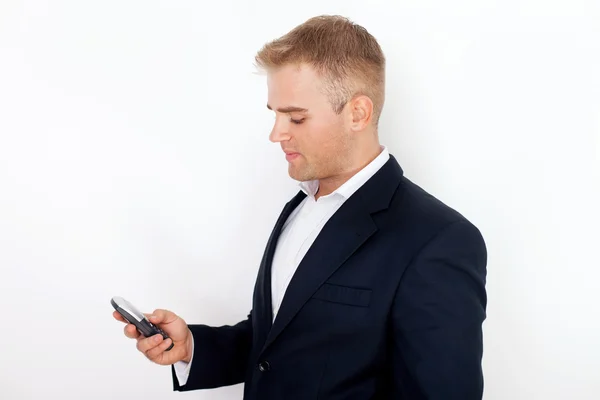 Gelukkig succesvol jonge zakenman praten op mobiele telefoon — Stockfoto