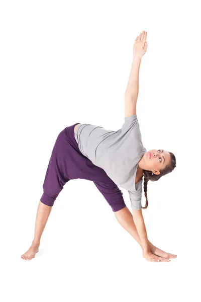 Mujer joven haciendo ejercicio de yoga pose de triángulo extendido —  Fotos de Stock