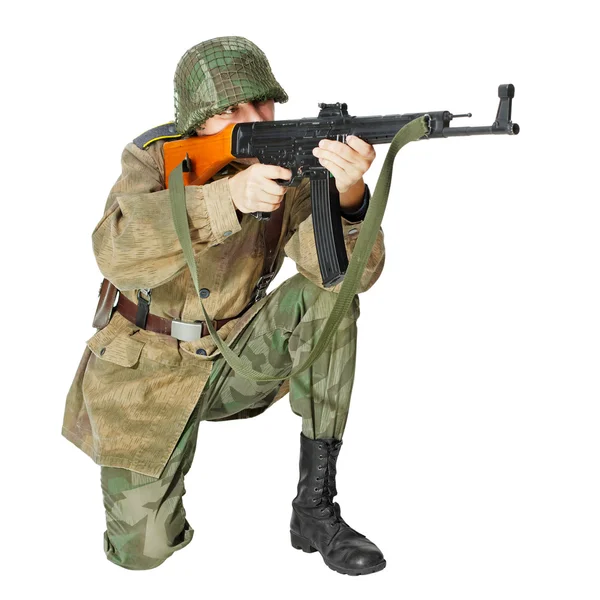 Soldat med maskinpistol. Isolert på hvit bakgrunn – stockfoto